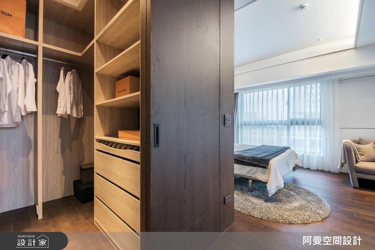 住著一家三口的50坪現代風豪宅,大量運用石材、木作和
