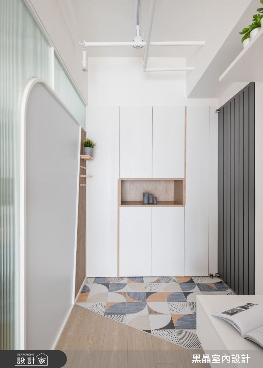 屋主夫妻帶著三名子女，即將搬入這間25坪新居，希望在