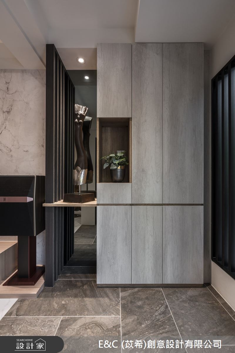 座落在山區的 30 坪老宅,屋齡高達 50 年,老舊的管線