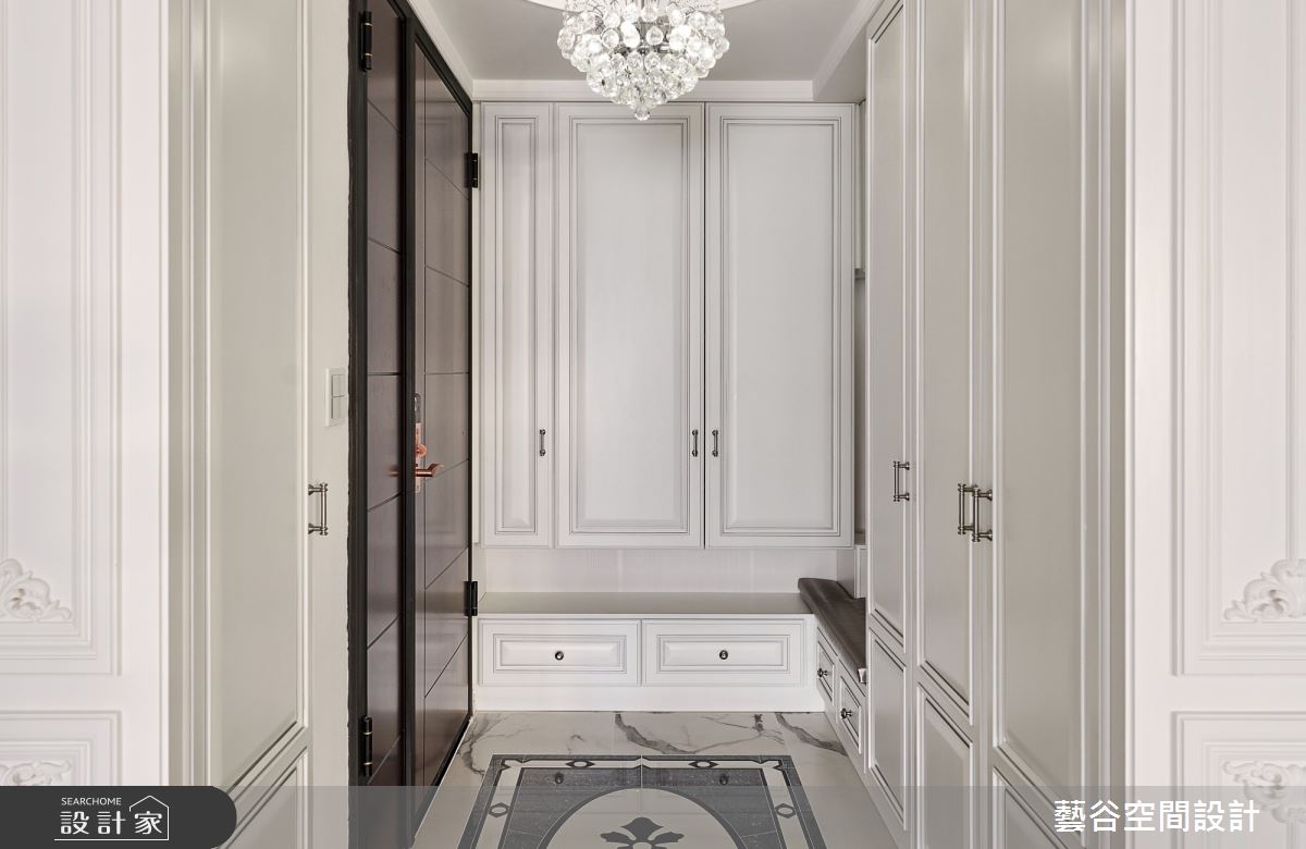 48坪新古典宅邸裡,透過大量白色為基底,左入淡雅石材