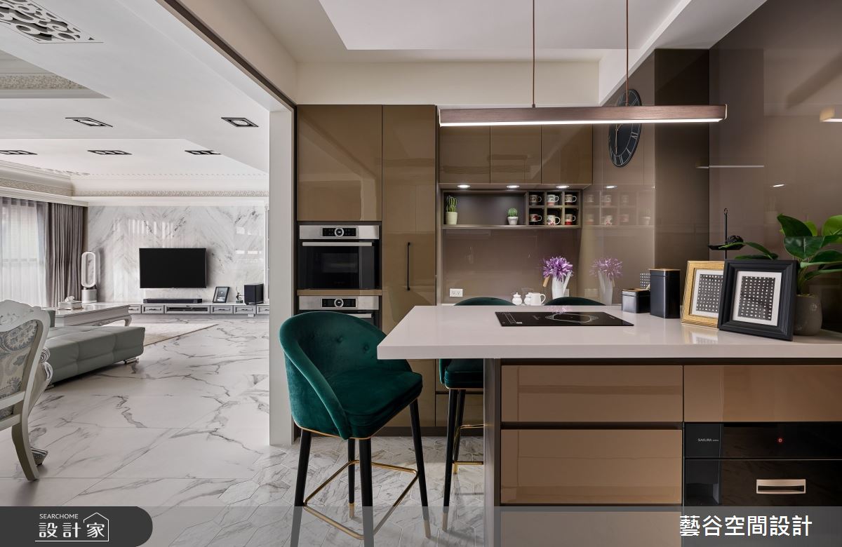 48坪新古典宅邸裡,透過大量白色為基底,左入淡雅石材