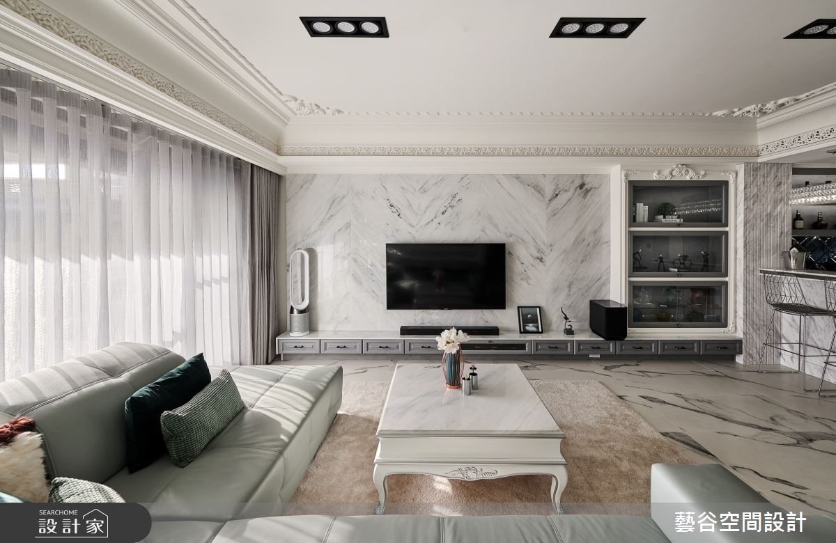 48坪新古典宅邸裡,透過大量白色為基底,左入淡雅石材