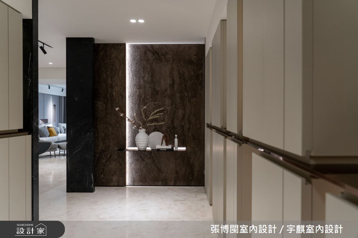 超過百坪的現代風豪宅，以沈穩大器的低彩度色調為主軸