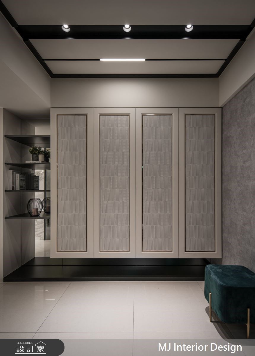 以現代風作為設計主軸，以大面積白色襯底，透過多元化