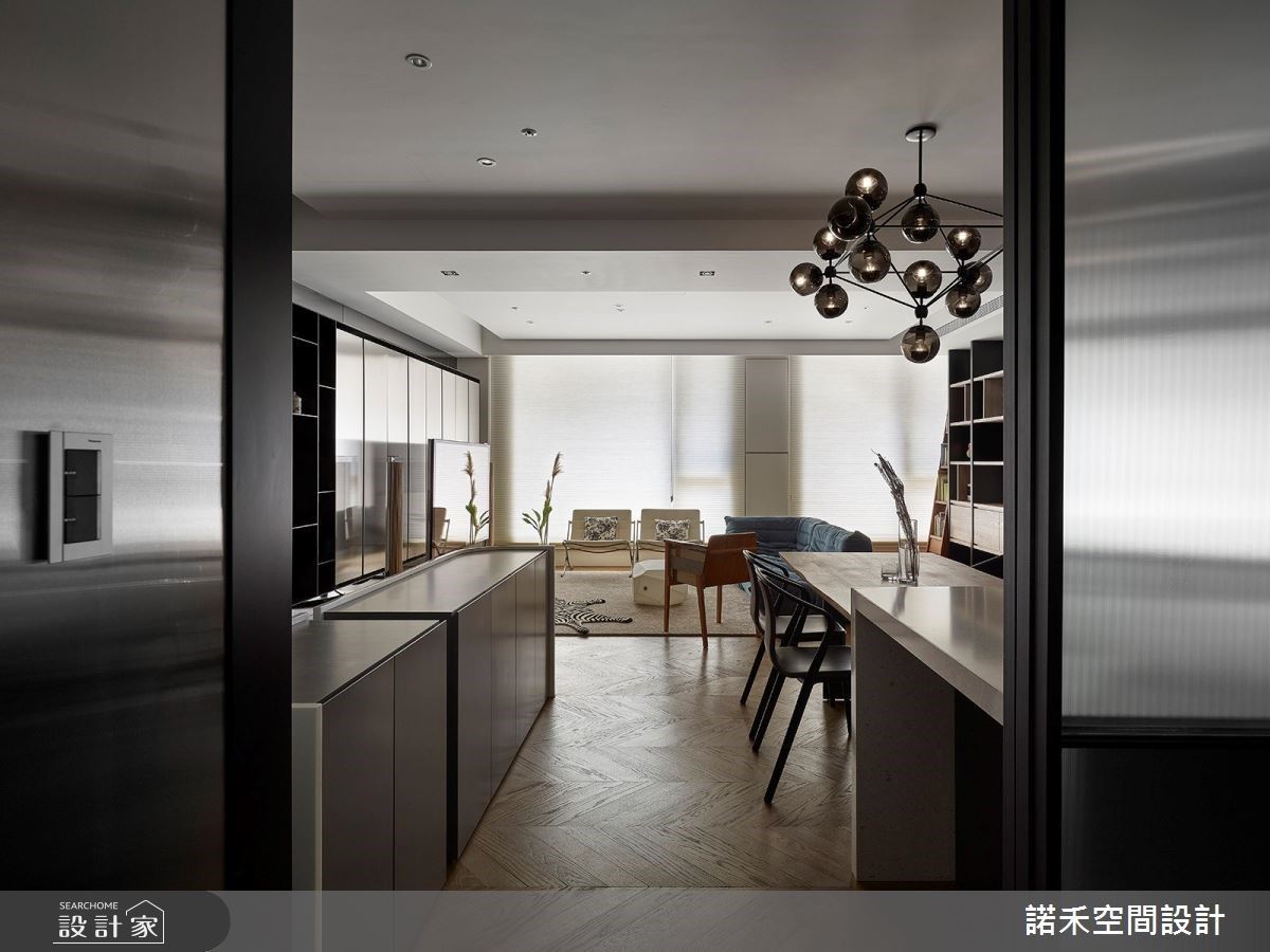 中古屋大變身，設計師以現代風作為空間基底，以暖調原