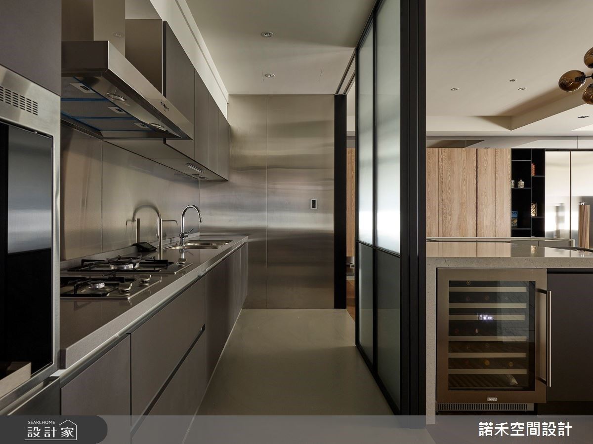 中古屋大變身，設計師以現代風作為空間基底，以暖調原