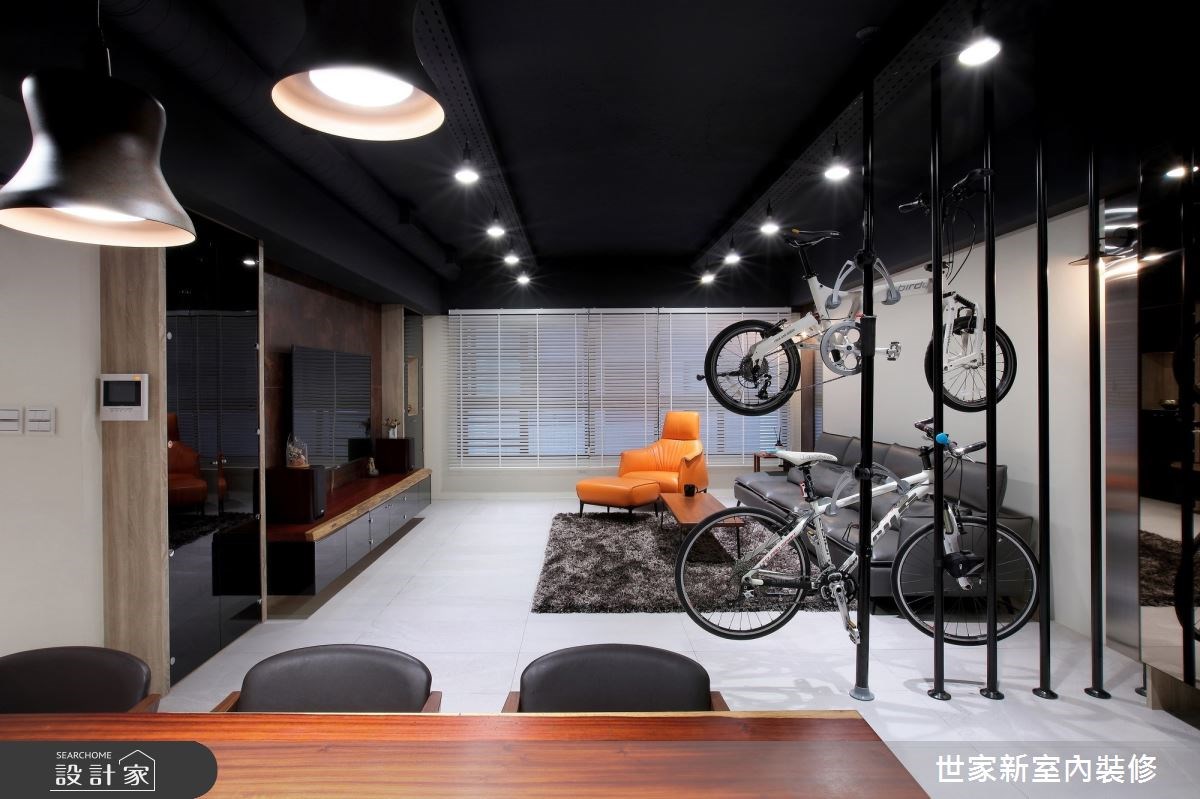 以時尚黑白色調為主軸的 39 坪混搭風住宅，設計師將屋