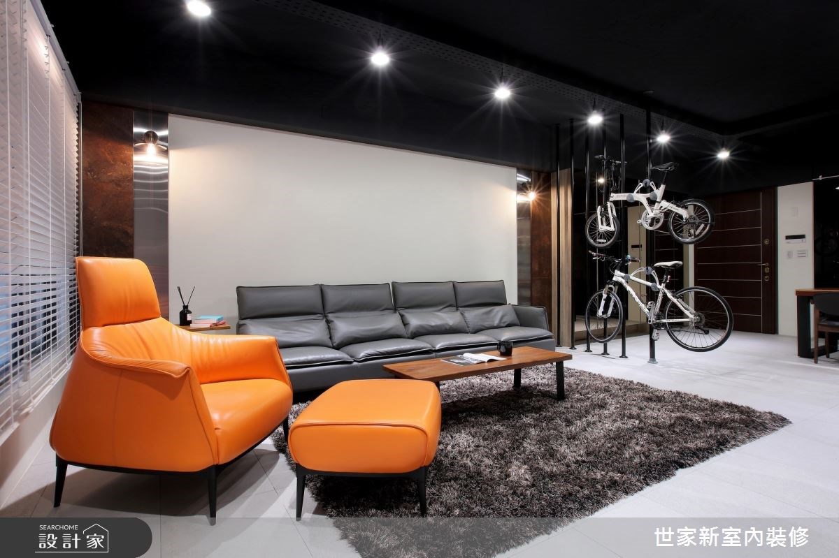 以時尚黑白色調為主軸的 39 坪混搭風住宅，設計師將屋