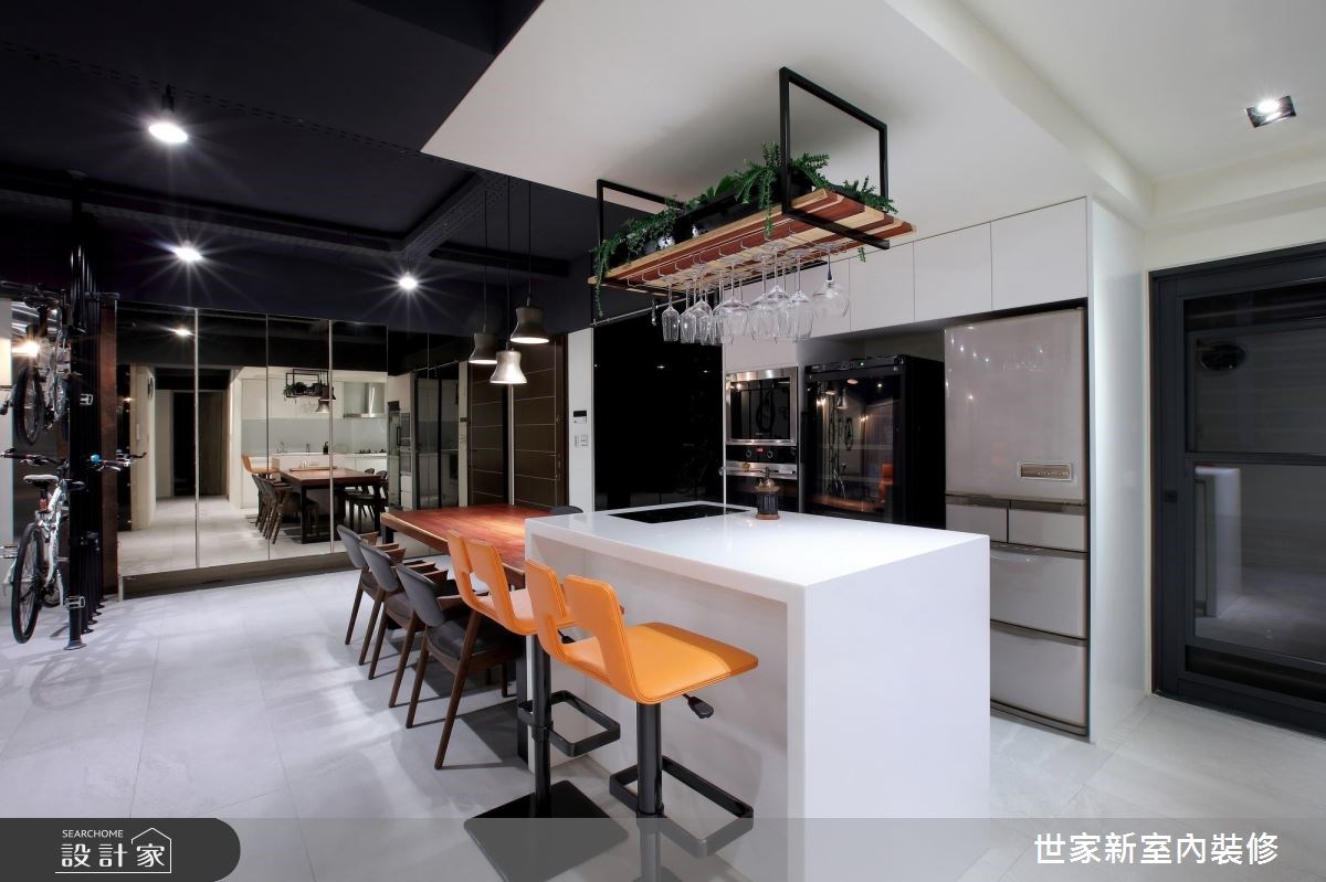 以時尚黑白色調為主軸的 39 坪混搭風住宅，設計師將屋