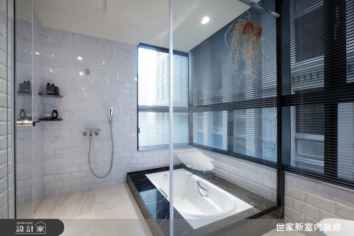 以時尚黑白色調為主軸的 39 坪混搭風住宅，設計師將屋