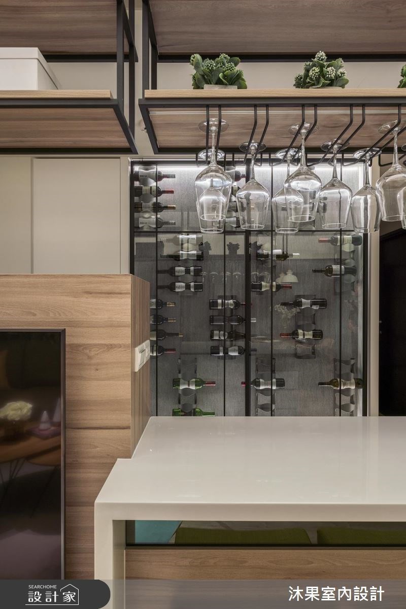 喜歡一起品酌紅酒的屋主夫妻,非常著迷陳年葡萄酒的深