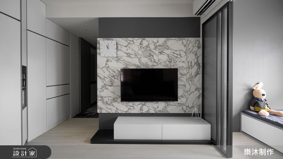 20坪的空間原有收納不足、天花過低與採光不佳等問題,