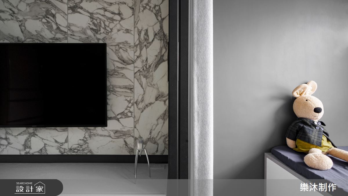 20坪的空間原有收納不足、天花過低與採光不佳等問題,