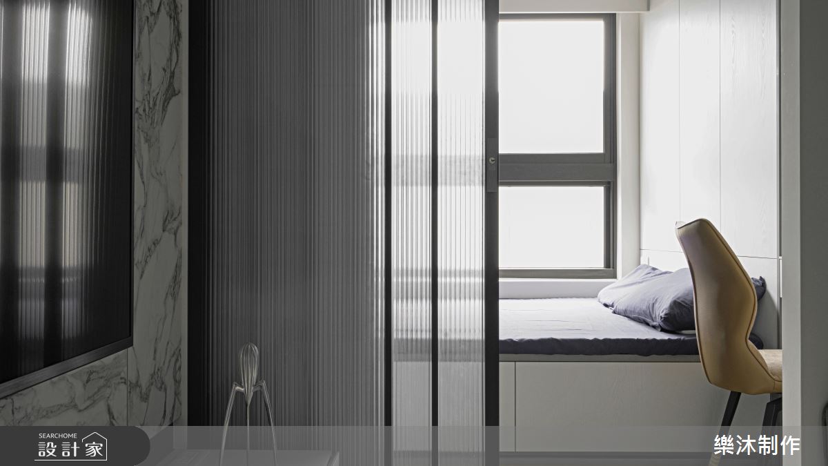 20坪的空間原有收納不足、天花過低與採光不佳等問題,