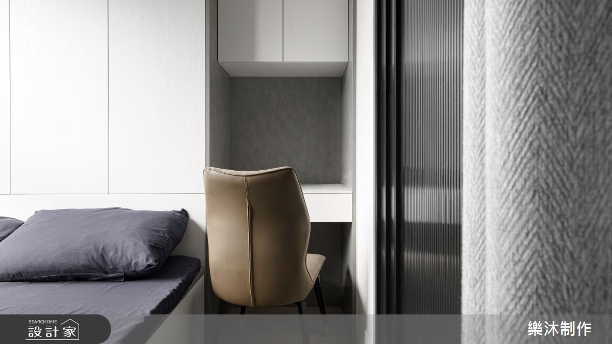 20坪的空間原有收納不足、天花過低與採光不佳等問題,