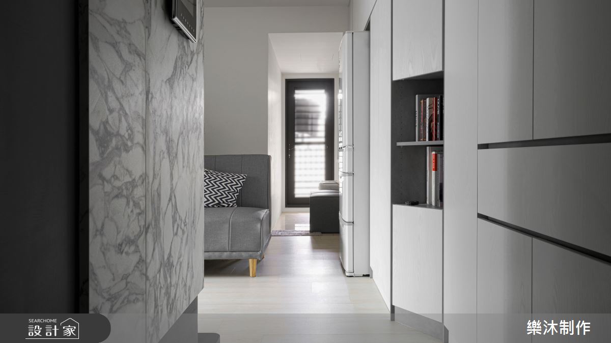 20坪的空間原有收納不足、天花過低與採光不佳等問題,