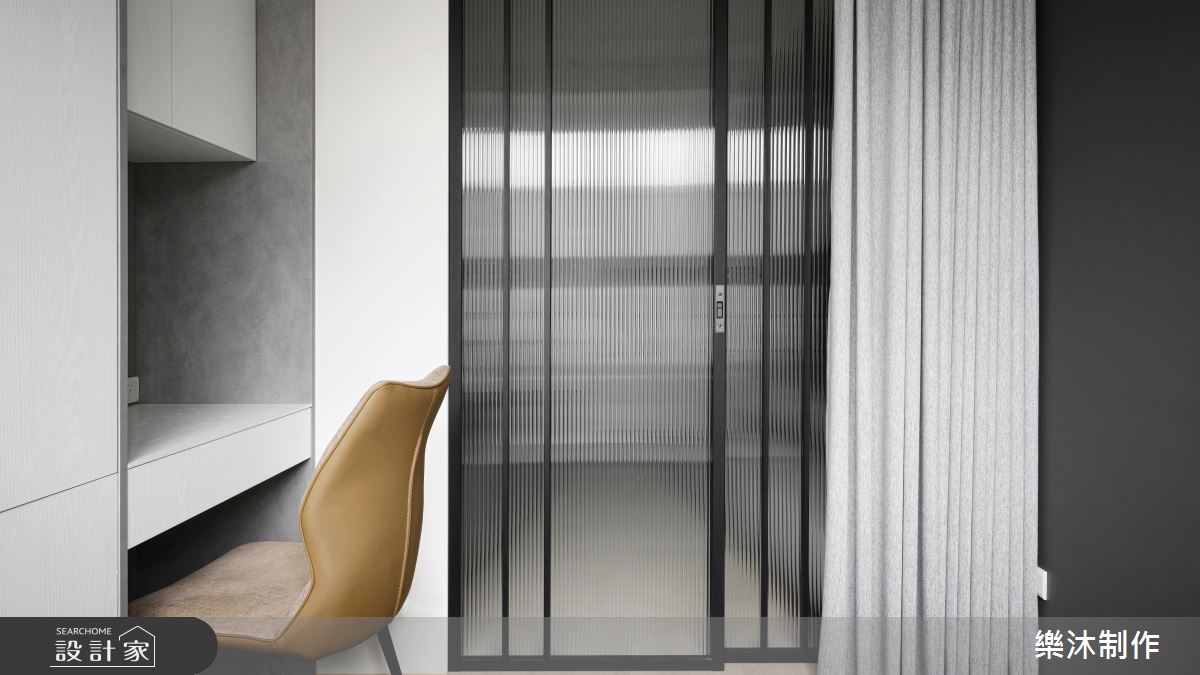 20坪的空間原有收納不足、天花過低與採光不佳等問題,