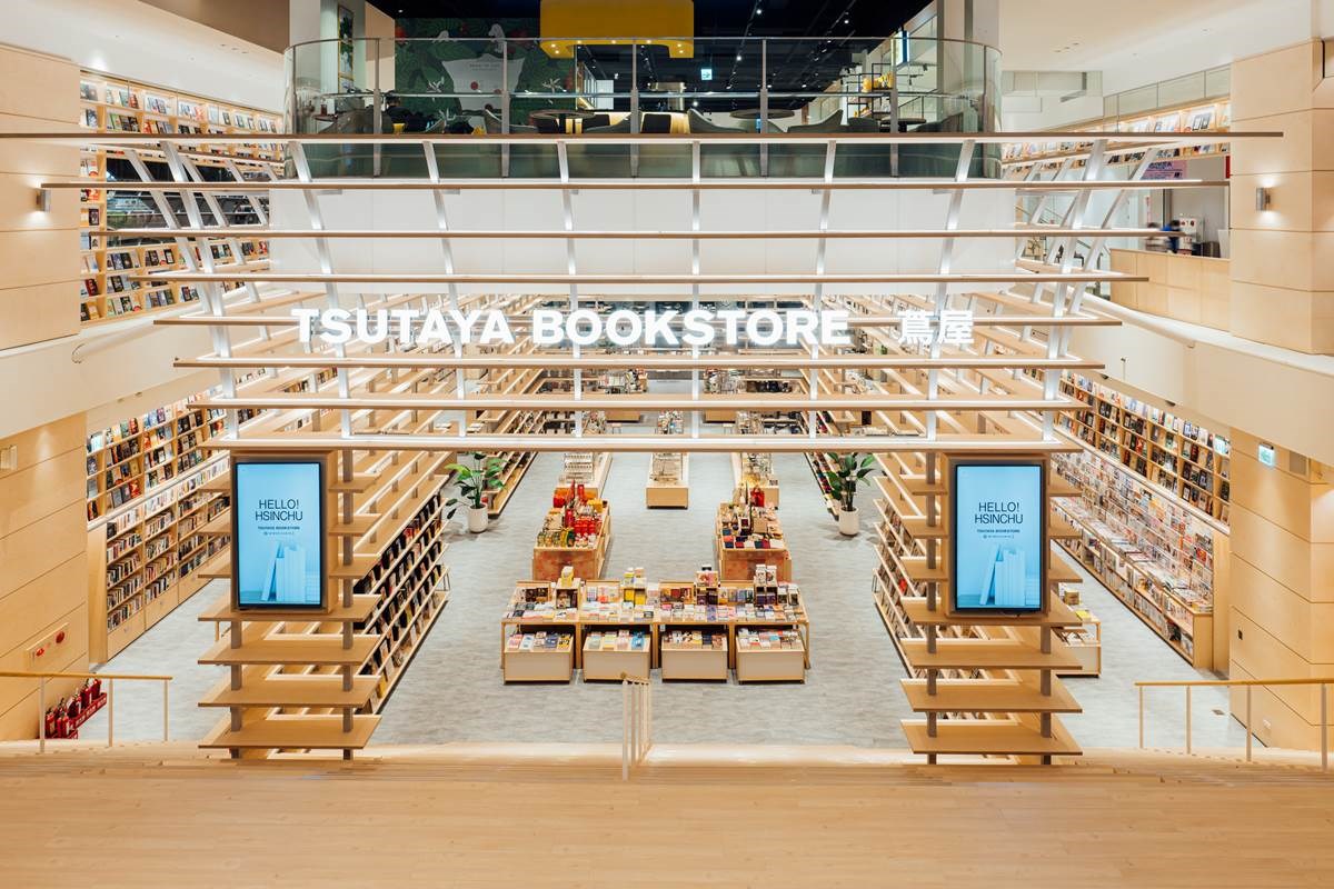 TSUTAYA BOOKSTORE位於湳雅廣場B1,貫穿兩層樓高的環景書牆令人驚豔。