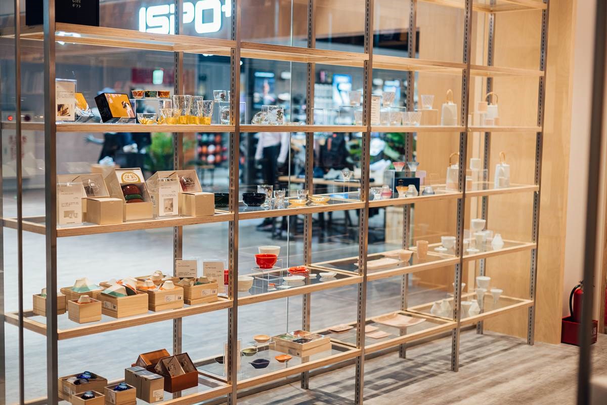 以精品櫃呈現日本職人精神的工藝品,用生活美物開啟前瞻視角。