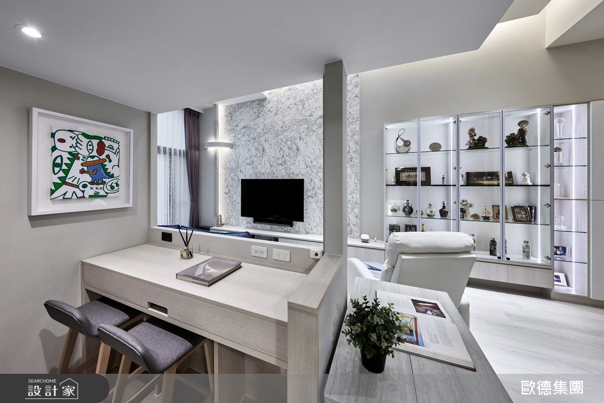 Show Room 精品櫃、半弧造型結合燈條十字架光影、多功能吧檯與琴室，完美設計讓張文綺直呼歐德傢俱「揪感心」。