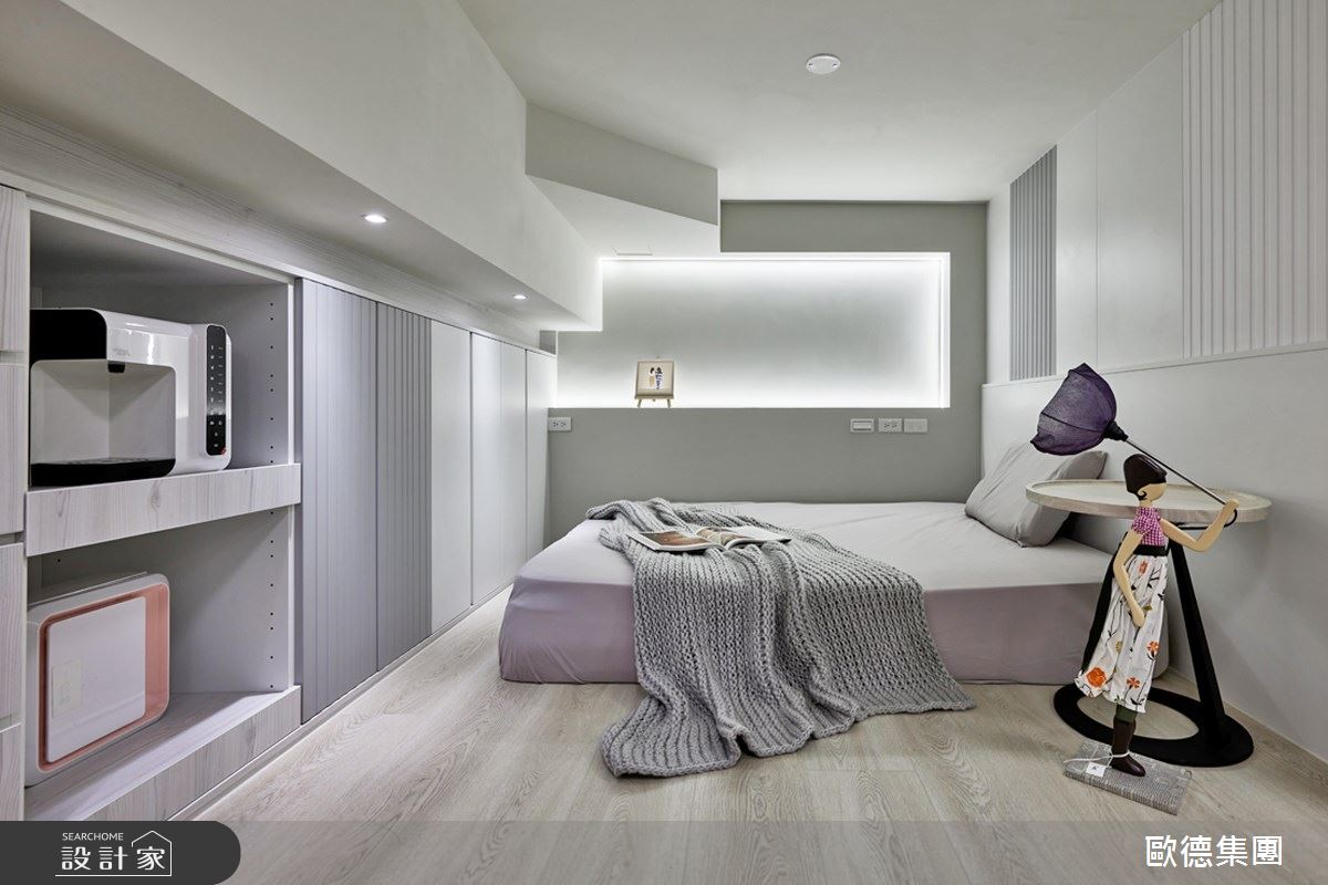 歐德傢俱利用灰調格柵與白系環狀櫃體、客製化抽拉櫃，主臥房設計品味機能兼具，讓張文綺無事最愛溺在小窩。