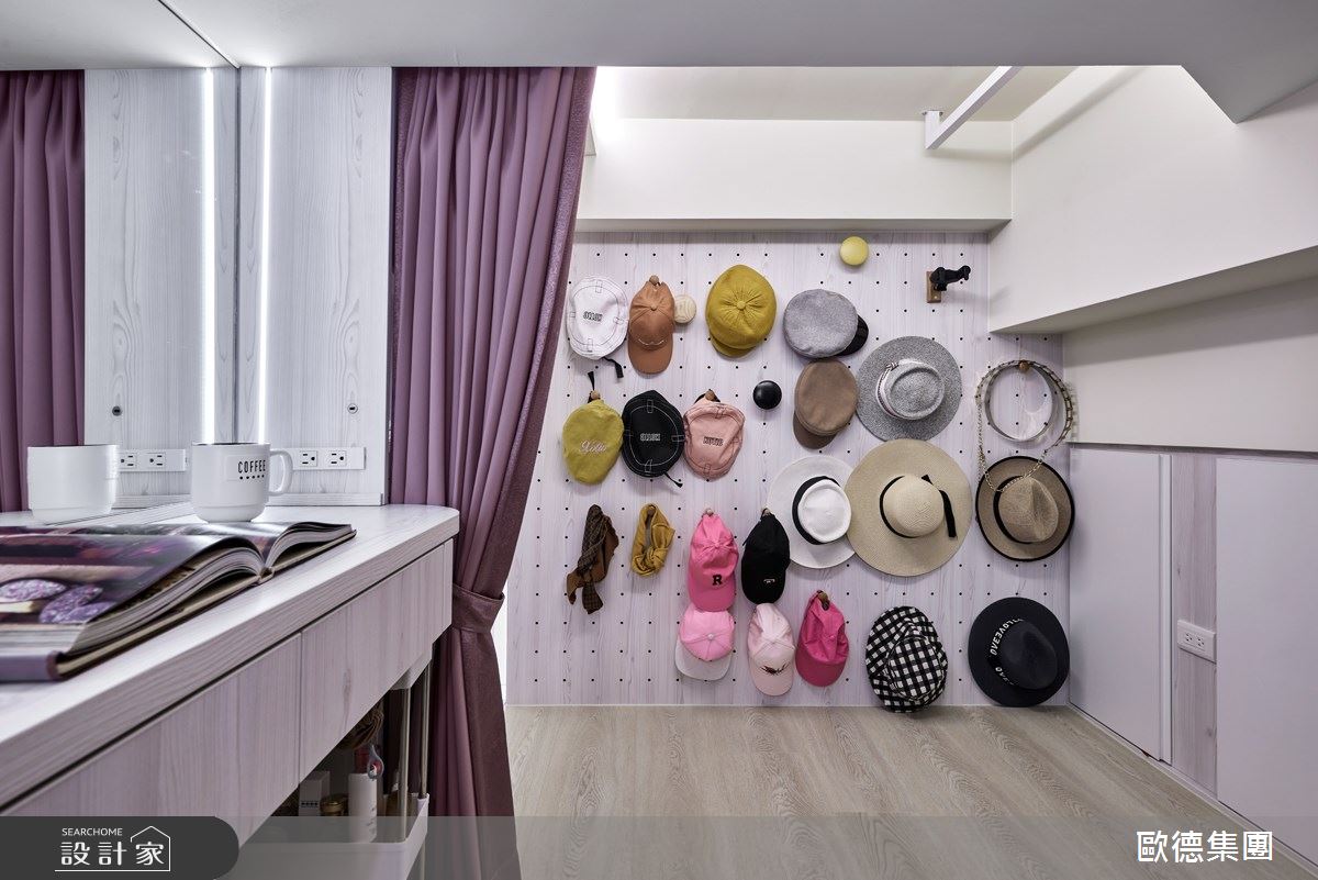 洞洞板分類吊掛帽飾配件、莫蘭迪藍梳妝檯、可調式感應燈結合全身鏡，讓張文綺笑稱這根本就是歐德為她量身訂製超級巨星更衣室。