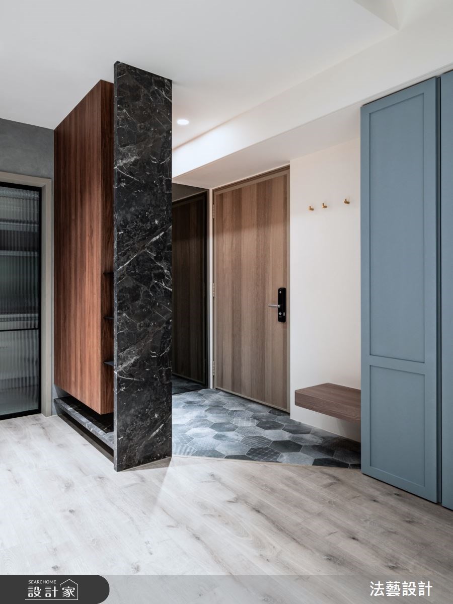 推開大門，26 坪新成屋以石材和木作打造穿透感鞋櫃，