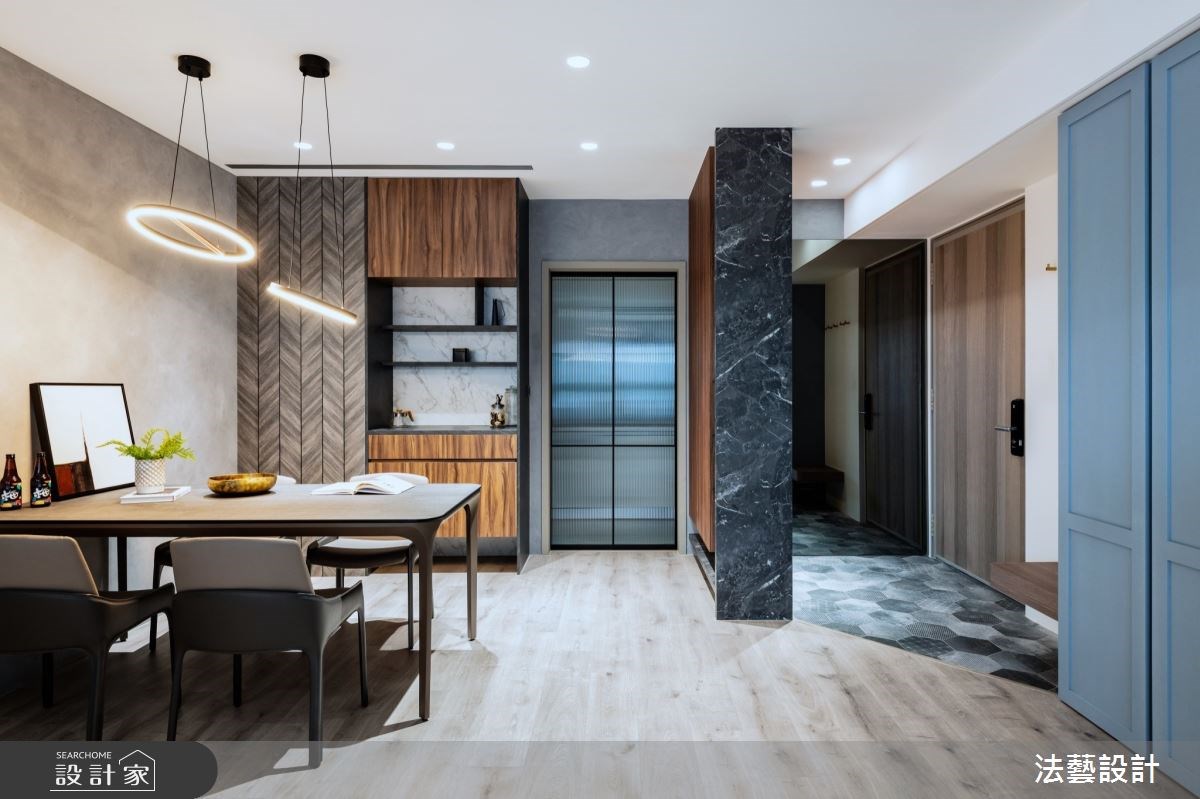 推開大門，26 坪新成屋以石材和木作打造穿透感鞋櫃，