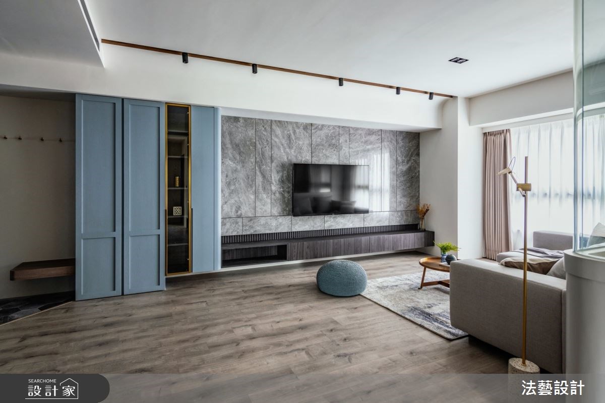推開大門，26 坪新成屋以石材和木作打造穿透感鞋櫃，