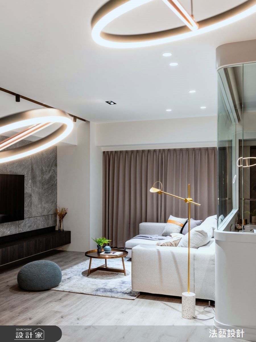 推開大門，26 坪新成屋以石材和木作打造穿透感鞋櫃，