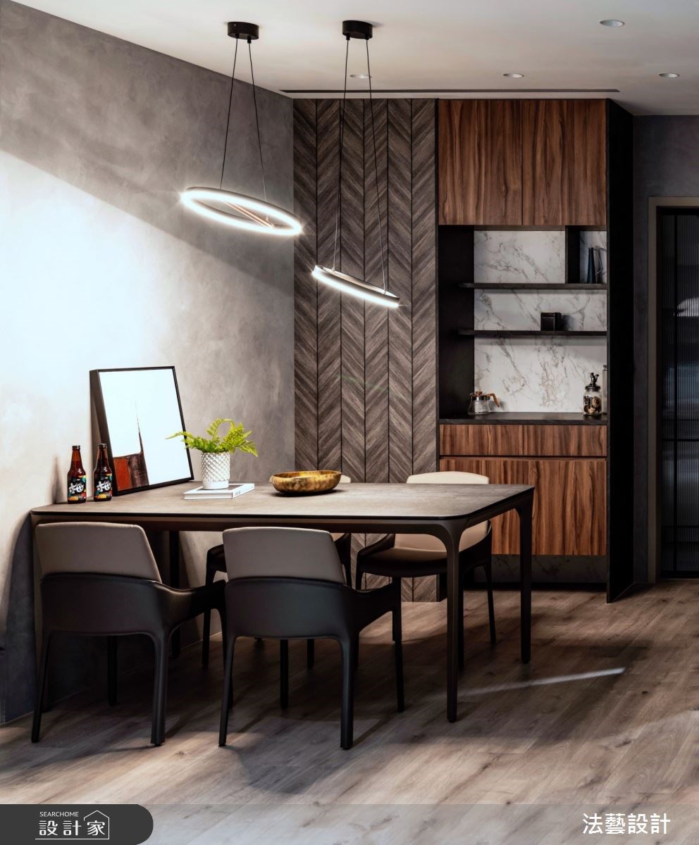 推開大門，26 坪新成屋以石材和木作打造穿透感鞋櫃，