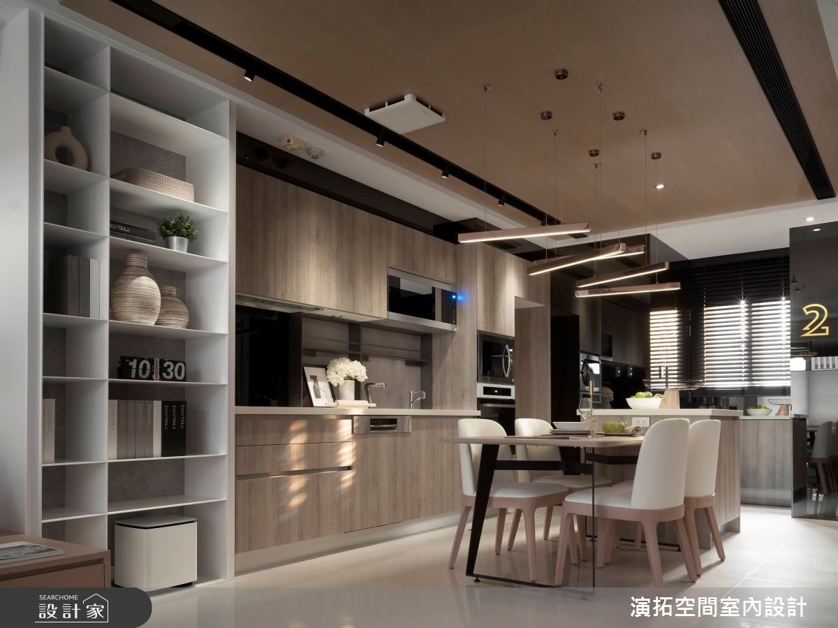 餐廚區和廚櫃收納沿著一字形的動線安排,賦予流暢自由的生活動向,並以餐桌家具和燈光的界定,凝聚一家人的溫馨共餐畫面。