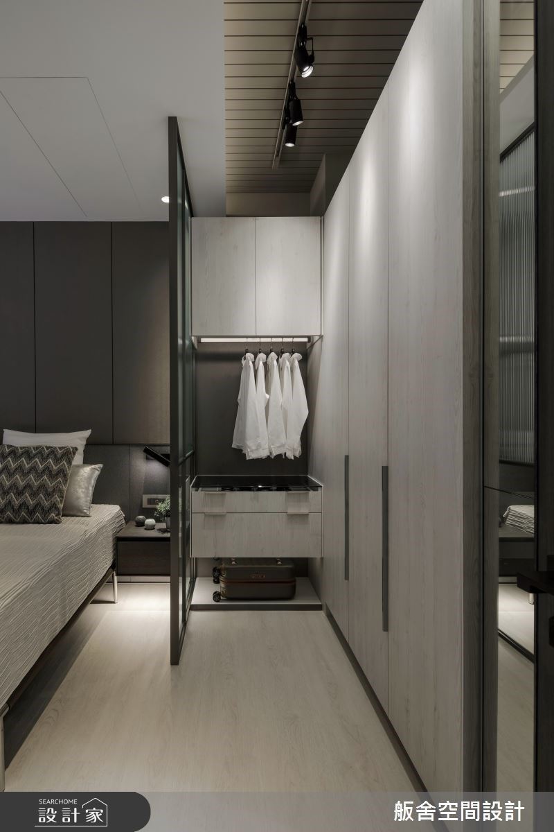 別於一般嵌燈、方形盒燈,天花板搭佐軌道燈,補足更衣區光源,也不破壞材質及造型的表現。