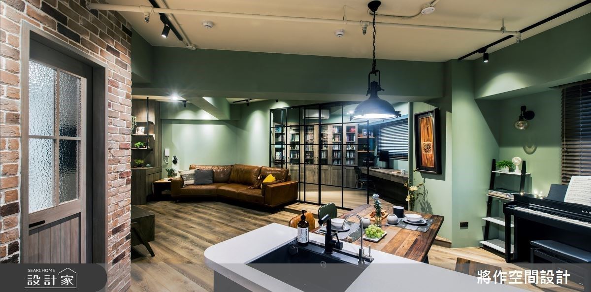 屋主當時衝動買下這間 28 坪老屋，日後卻發現廚房位處