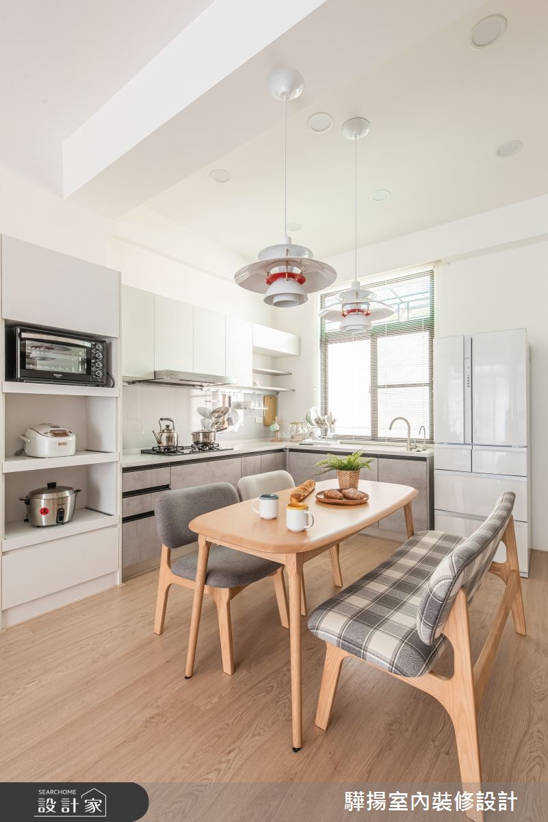 此案為中古屋翻新混搭風透天別墅，運用大量的白色、木