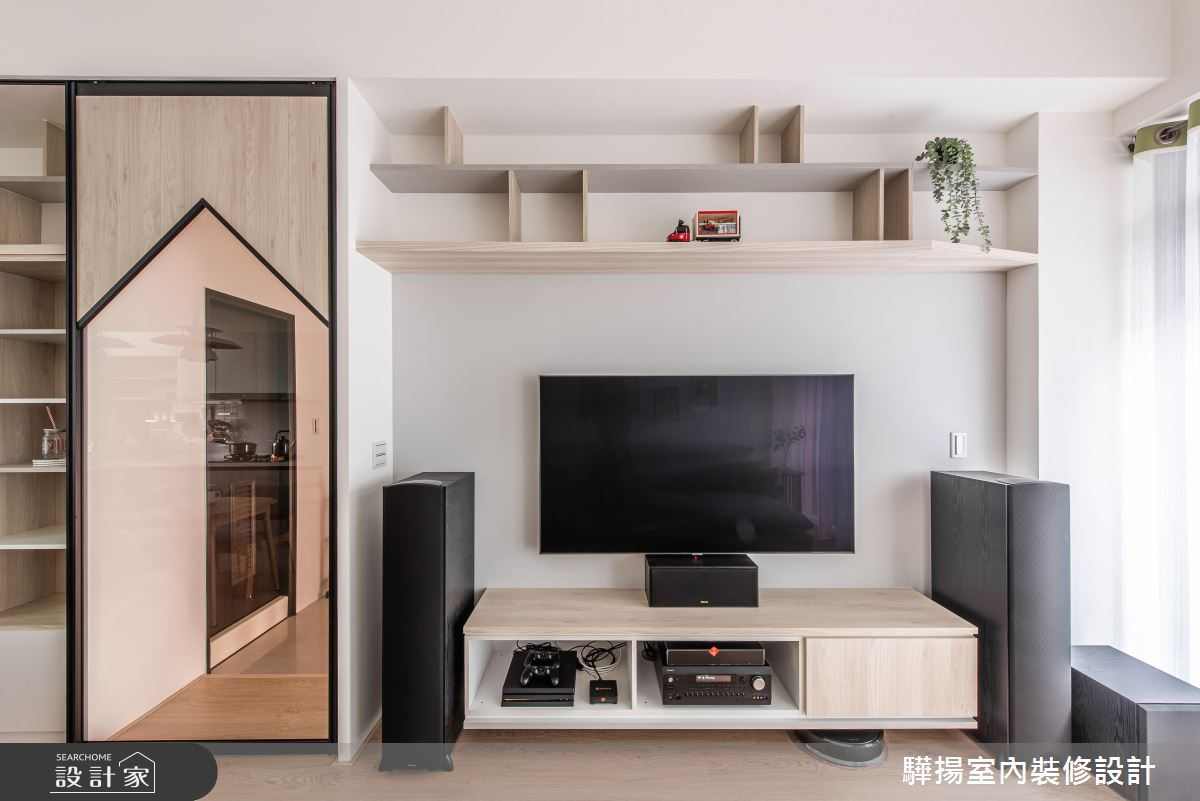 此案為中古屋翻新混搭風透天別墅，運用大量的白色、木