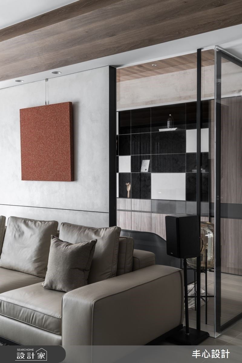 熱情好客的男屋主，對於咖啡、藏酒很有研究，平時還愛