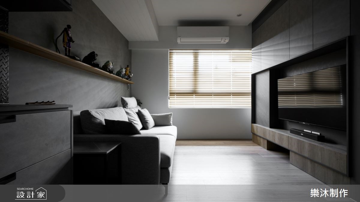 低彩度的深黑質感，往往讓人擔心太過昏暗，但運用得宜