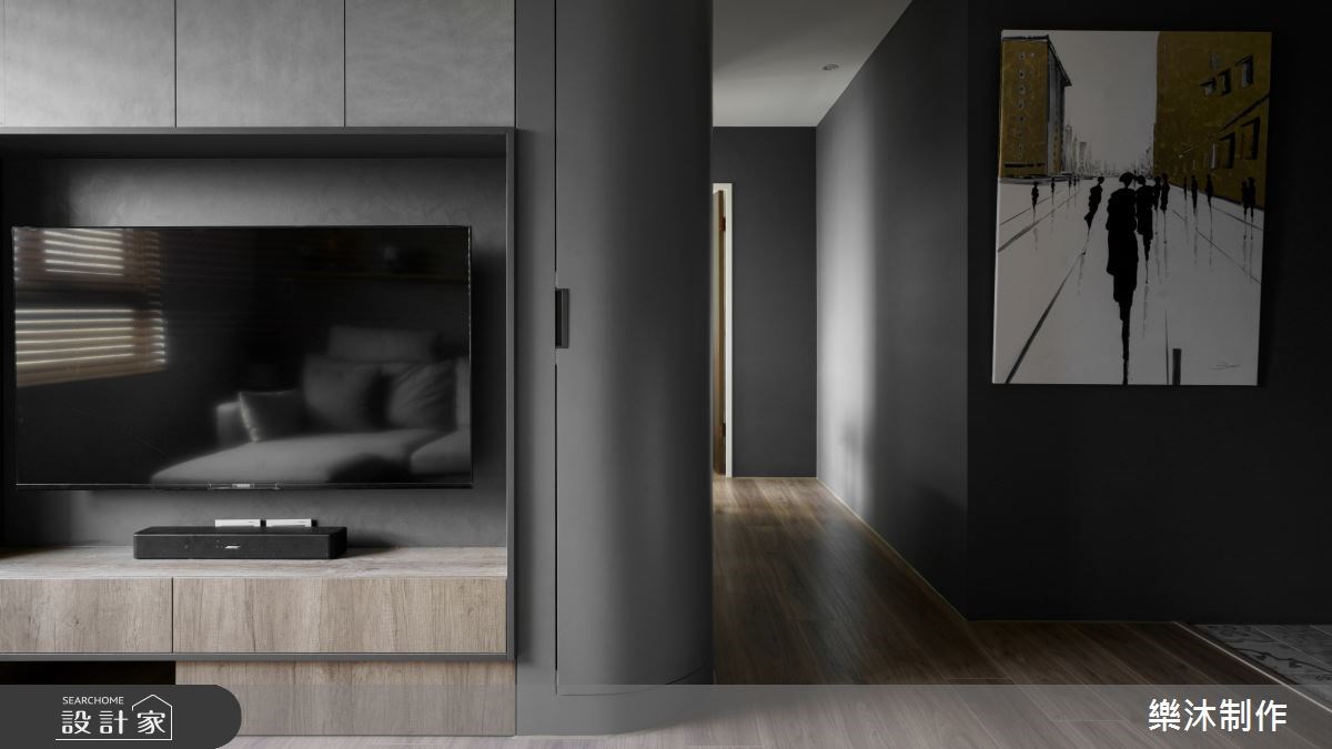 低彩度的深黑質感，往往讓人擔心太過昏暗，但運用得宜