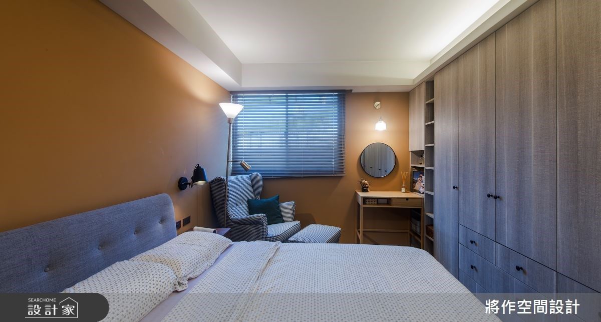主臥睡眠區以暖黃色調，提升休憩溫暖感，窗邊則增設休憩單椅與梳妝區，滿足完整臥房機能。