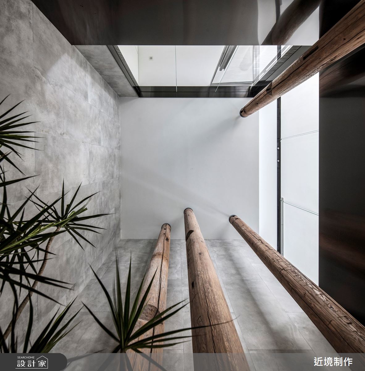 逾百坪豪邸裡，引天光、開拓空間尺度，且選用大自然元