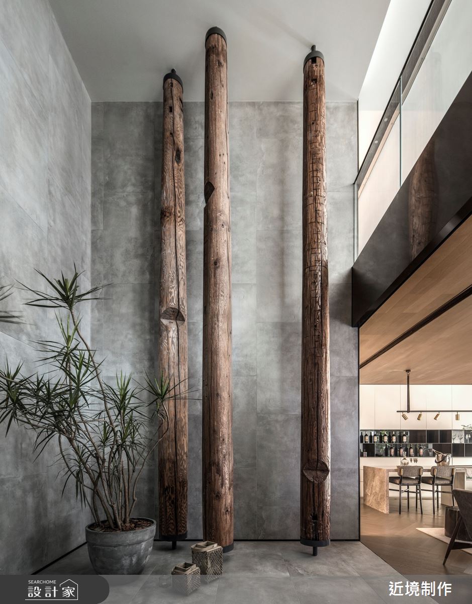 逾百坪豪邸裡，引天光、開拓空間尺度，且選用大自然元