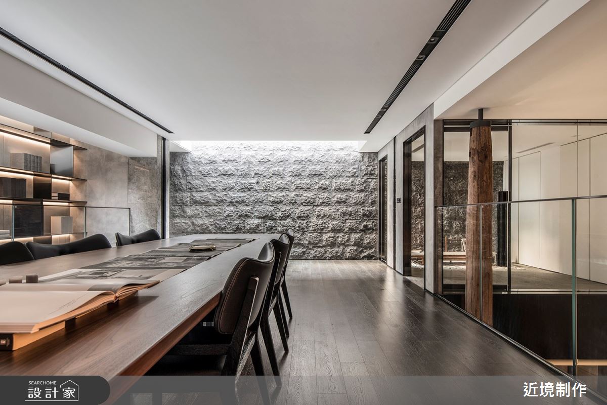 逾百坪豪邸裡，引天光、開拓空間尺度，且選用大自然元