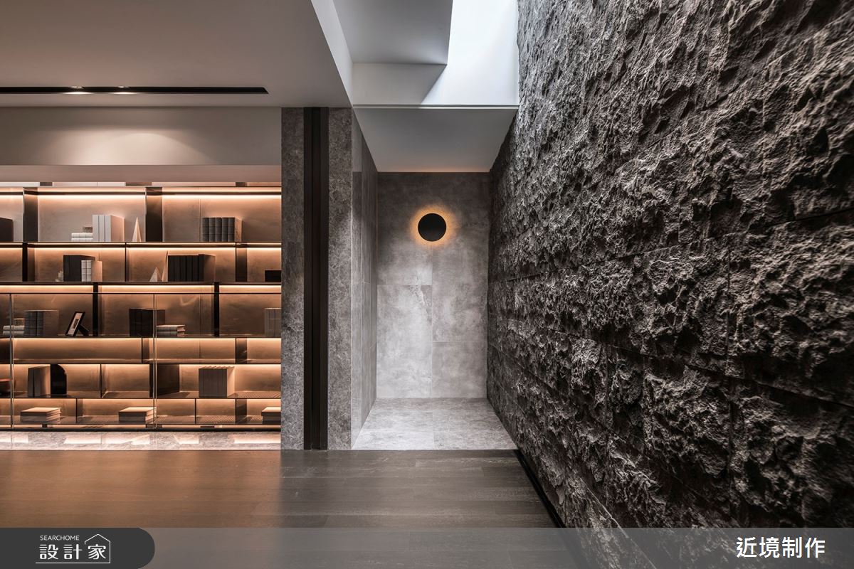 逾百坪豪邸裡，引天光、開拓空間尺度，且選用大自然元