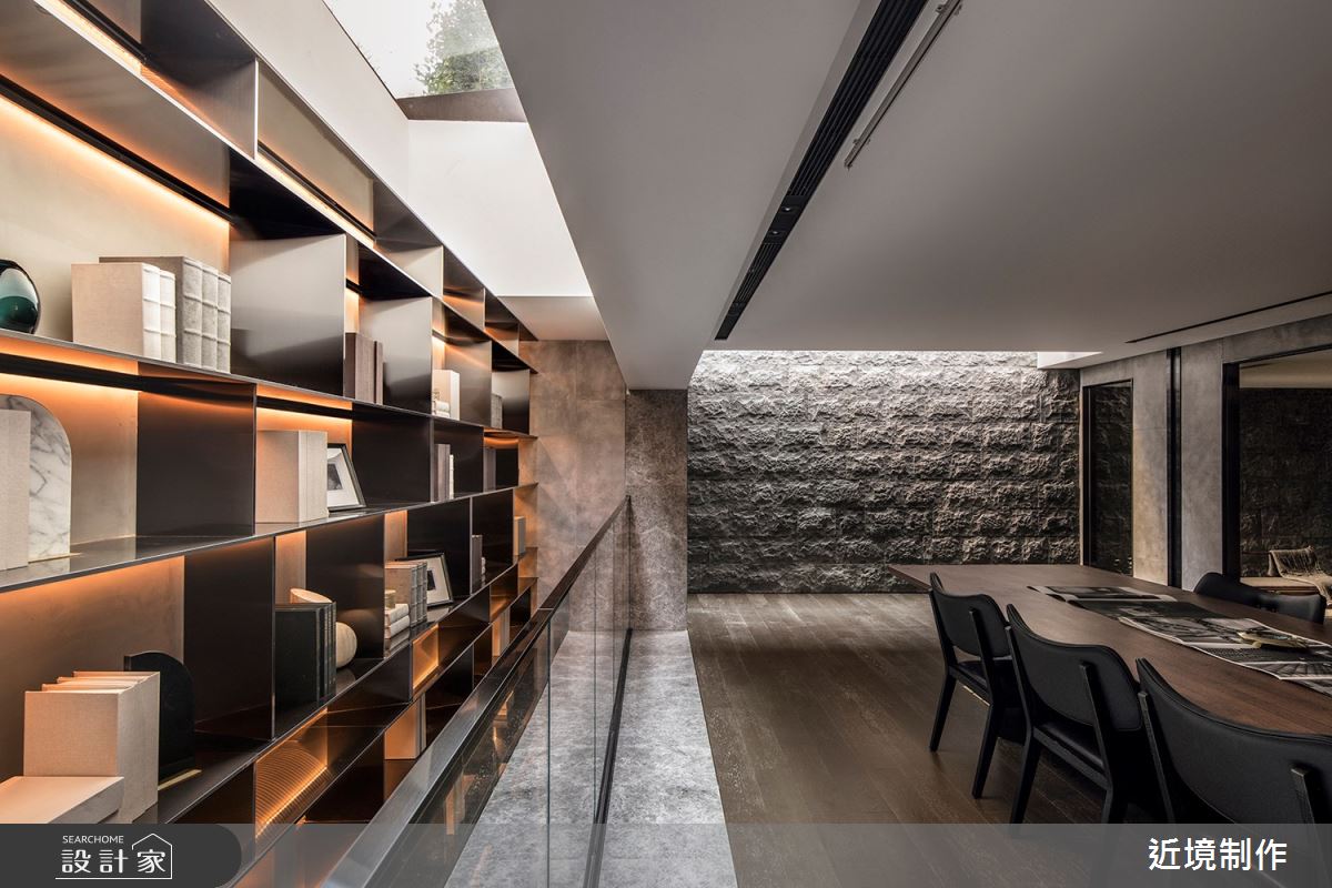 逾百坪豪邸裡，引天光、開拓空間尺度，且選用大自然元