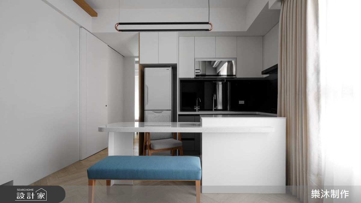 此案為21坪中古屋翻新,原始屋況面臨天花低矮、採光不