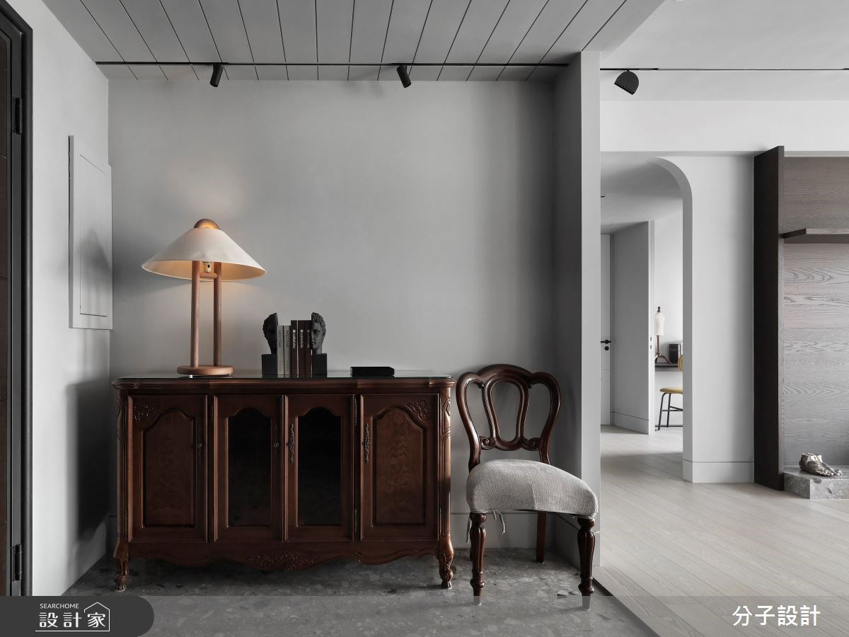 中古屋原有格局較為封閉零碎,然而屋主喜歡純粹、簡約