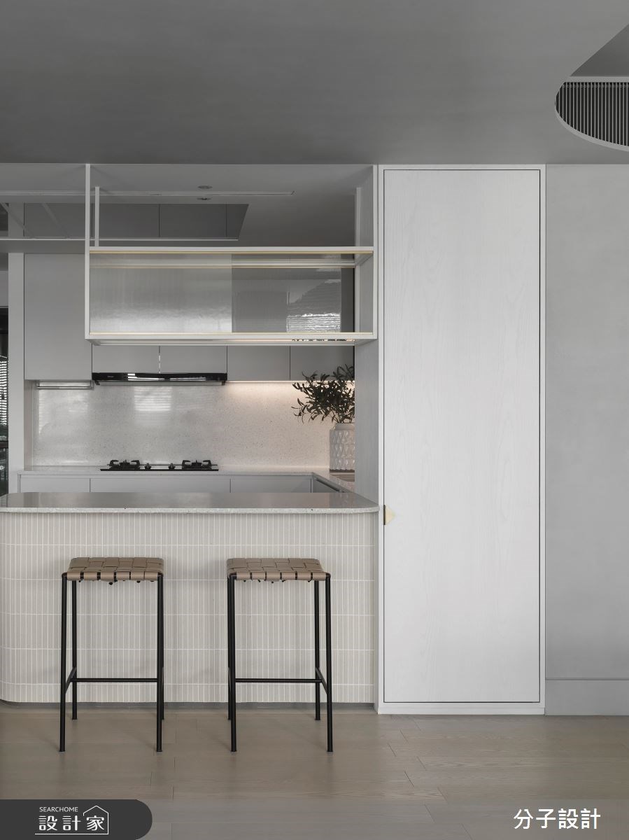 中古屋原有格局較為封閉零碎,然而屋主喜歡純粹、簡約