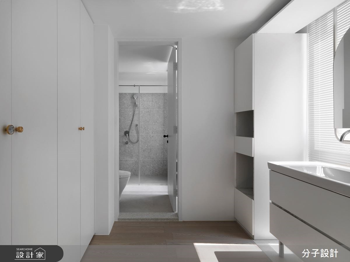 中古屋原有格局較為封閉零碎,然而屋主喜歡純粹、簡約