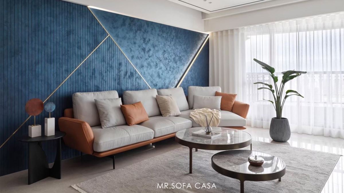 牛皮沙發的光澤與紋路質感廣受喜愛，且清潔較布沙發容易，是許多人購買沙發的首選。曼哈頓沙發，活潑跳色設計與五角貴妃座，展現度假酒店般的愜意時尚品味。